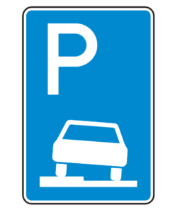 Parken auf Gehwegen halb in Fahrtrichtung links